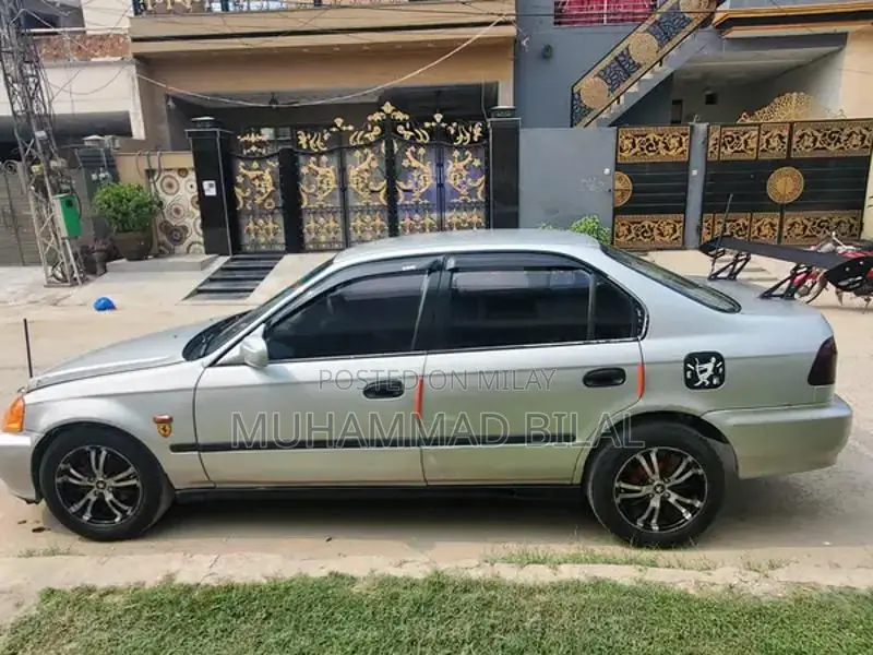 Honda Civic 2000 - Home Used Sedan with Upgraded Sound System