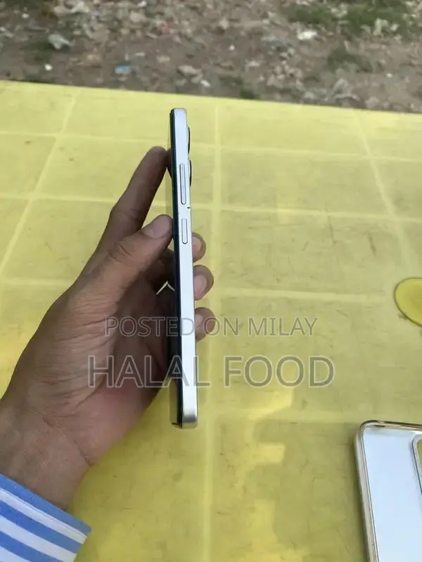 Compact Smartphone with 6/128GB Storage, Minimal Usage