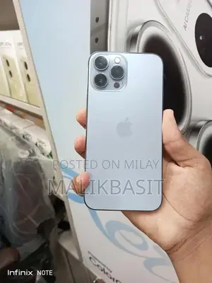 Advanced Smartphone with Pro-Level Camera System