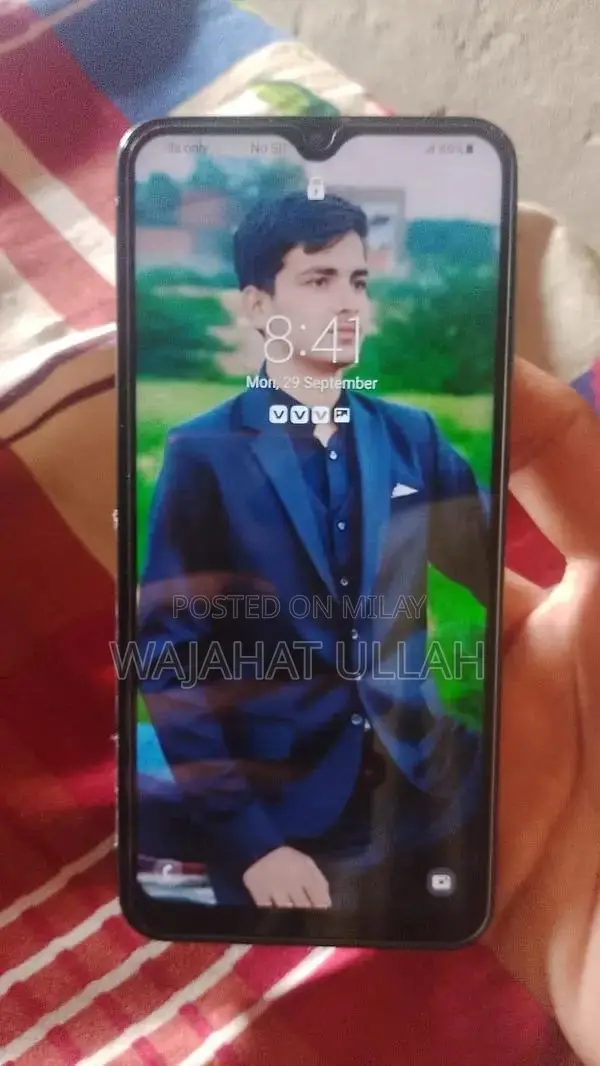 Samsung Galaxy A30 Smartphone with Dual Camera System