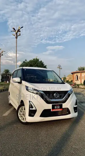 Photo - Nissan Dayz Highway Star S Hybrid Compact Crossover