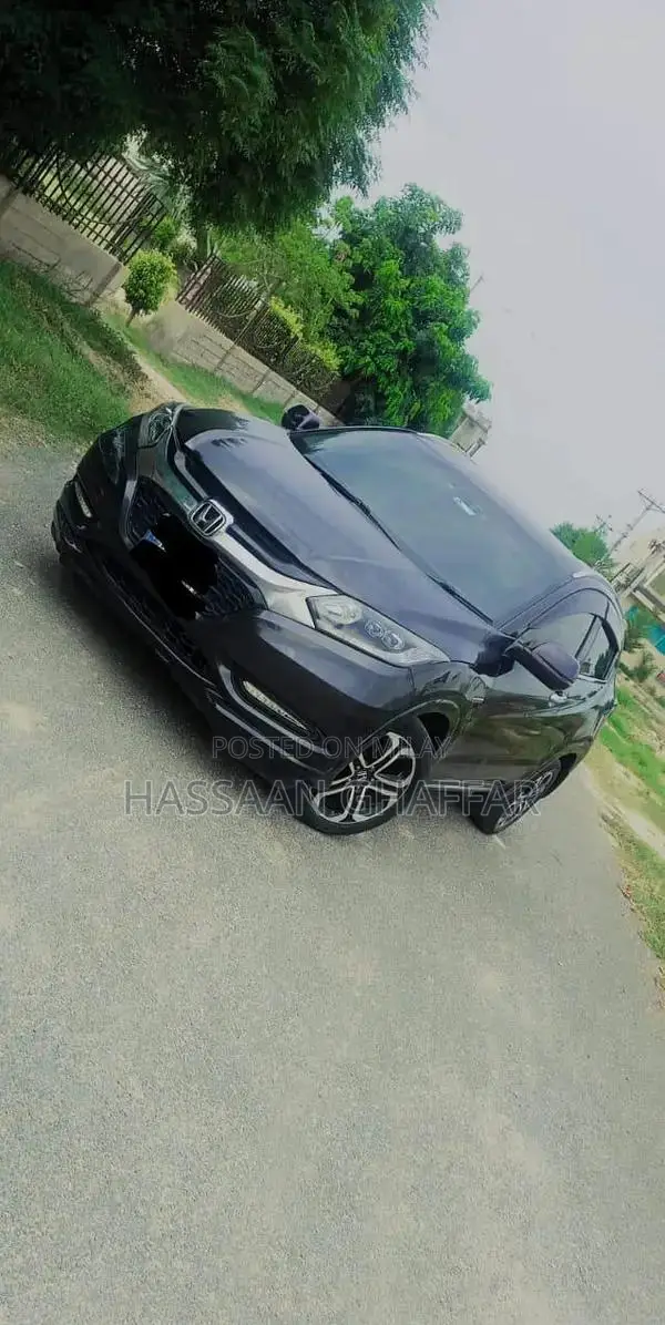 Honda Vezel Z Hybrid Sedan - Low Mileage Urban Commuter