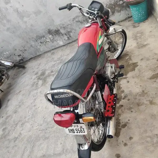 Hinda CD70 Motorcycle - Classic Two-Wheeler