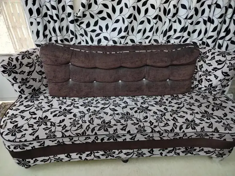 Mint Condition 5 Seater Sofa - Perfect for Living Room