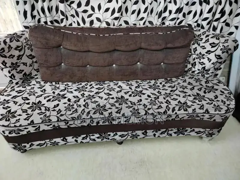Mint Condition 5 Seater Sofa - Perfect for Living Room