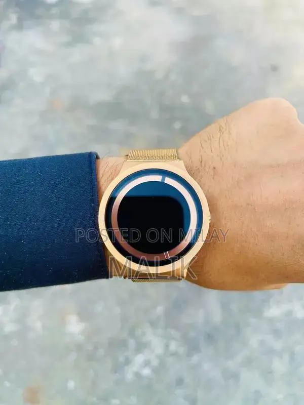 Elegant Men's Large Dial Analog Wristwatch in Excellent Condition