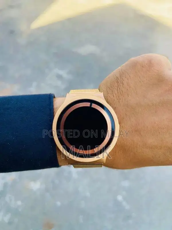 Elegant Men's Large Dial Analog Wristwatch in Excellent Condition