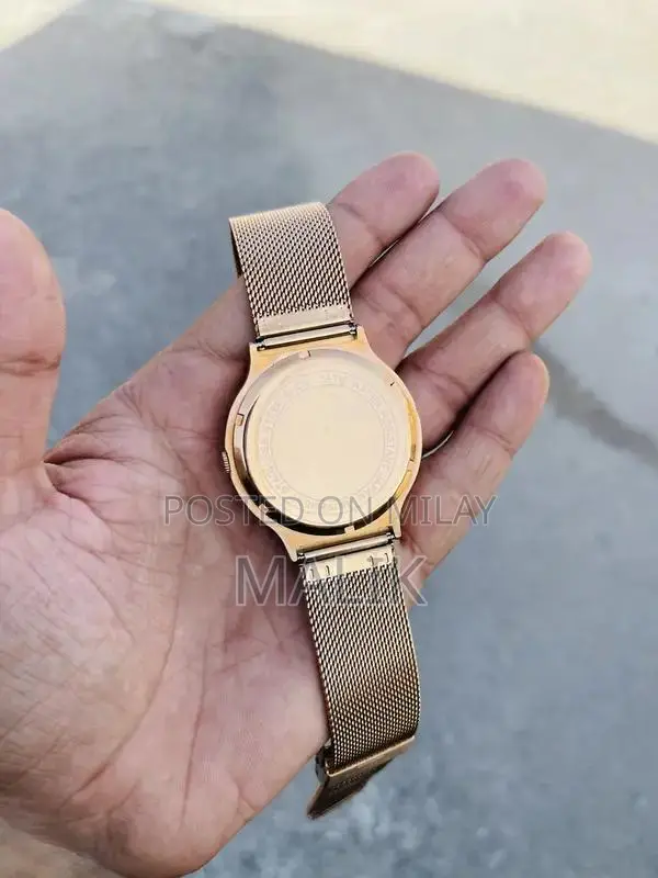 Elegant Men's Large Dial Analog Wristwatch in Excellent Condition