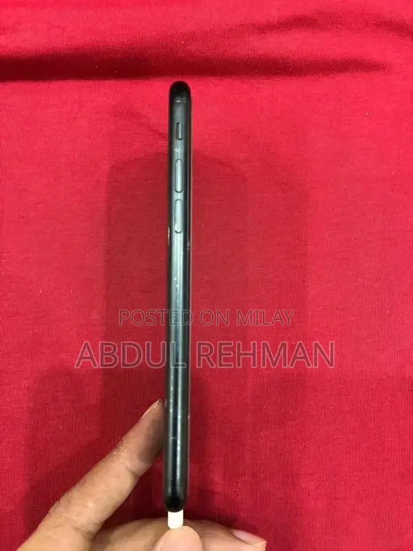 Apple iPhone SE 2 128GB Dual SIM Smartphone