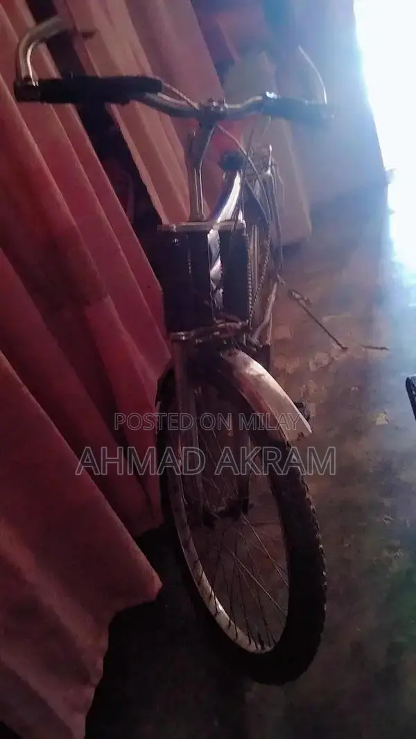 Versatile Bicycle - Perfect for Urban Commuting and Leisure Rides