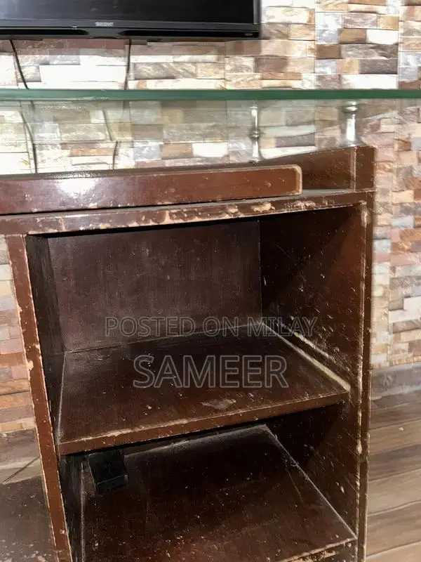 Wooden Mirror Computer Table with Sleek Modern Design