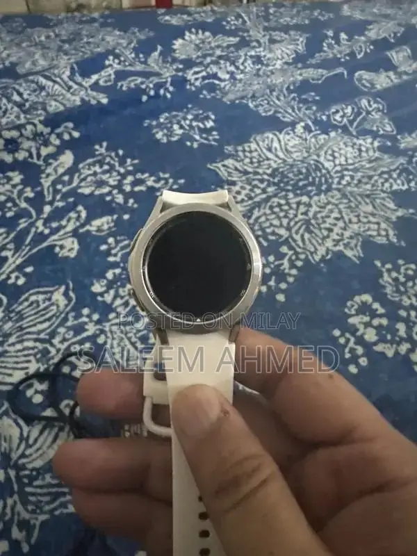 Galaxy Classic 4 White Smartphone - Sleek Design Compact Mobile Device