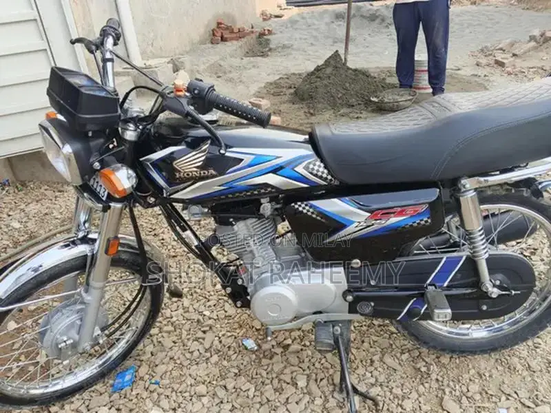 Honda 125 Motorcycle - Excellent Condition Single Cylinder Bike