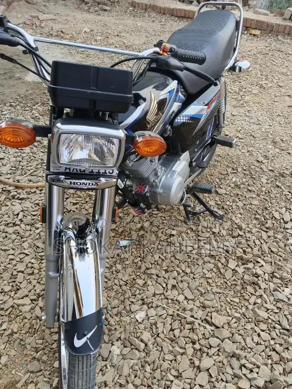 Honda 125 Motorcycle - Excellent Condition Single Cylinder Bike