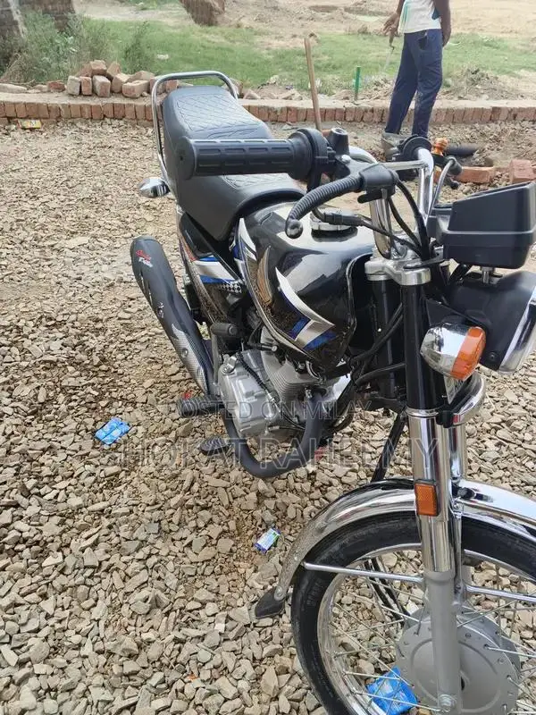 Honda 125 Motorcycle - Excellent Condition Single Cylinder Bike