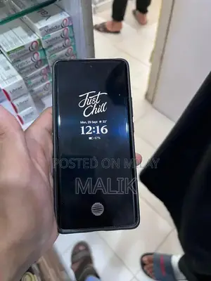 High-Performance 5G Smartphone with DSLR-Like Camera