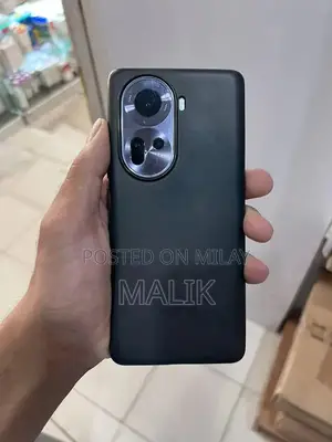 High-Performance 5G Smartphone with DSLR-Like Camera