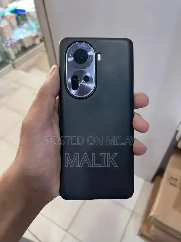 High-Performance 5G Smartphone with DSLR-Like Camera