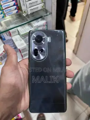 High-Performance 5G Smartphone with DSLR-Like Camera