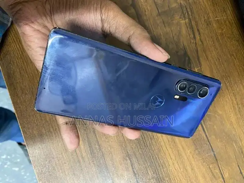 Premium Smartphone with 108MP Camera and 5G Snapdragon Processor