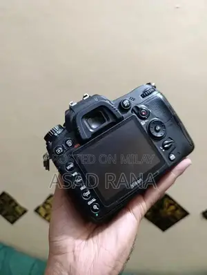 Nikon D7000 DSLR Camera with 18-105mm Lens