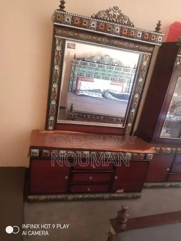 5-Drawer Wooden Dressing Table in Good Condition