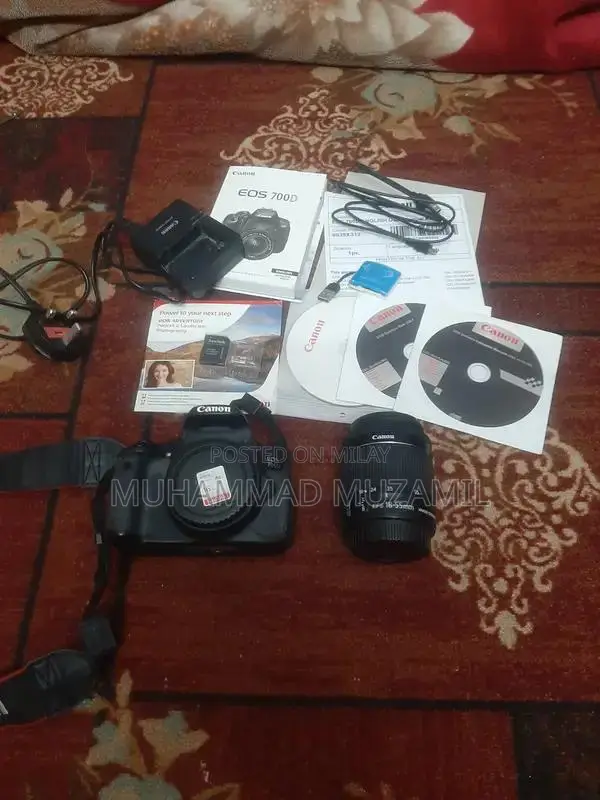 Canon EOS 700D DSLR Camera with 18-55mm Lens Kit