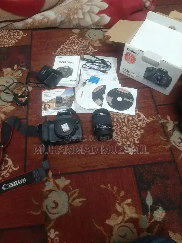 Canon EOS 700D DSLR Camera with 18-55mm Lens Kit