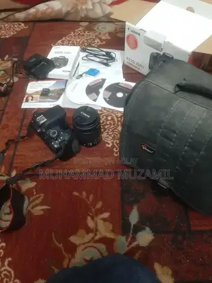 Canon EOS 700D DSLR Camera with 18-55mm Lens Kit