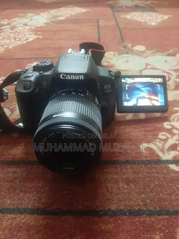 Canon EOS 700D DSLR Camera with 18-55mm Lens Kit