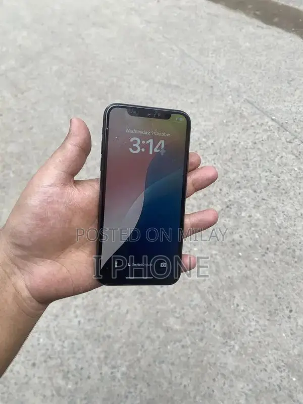 iPhone XS 64GB Factory Unlocked Smartphone with Minor Crack