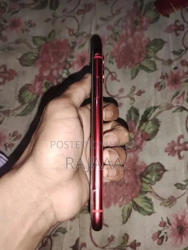 Apple iPhone 11 64GB Smartphone - Excellent Condition