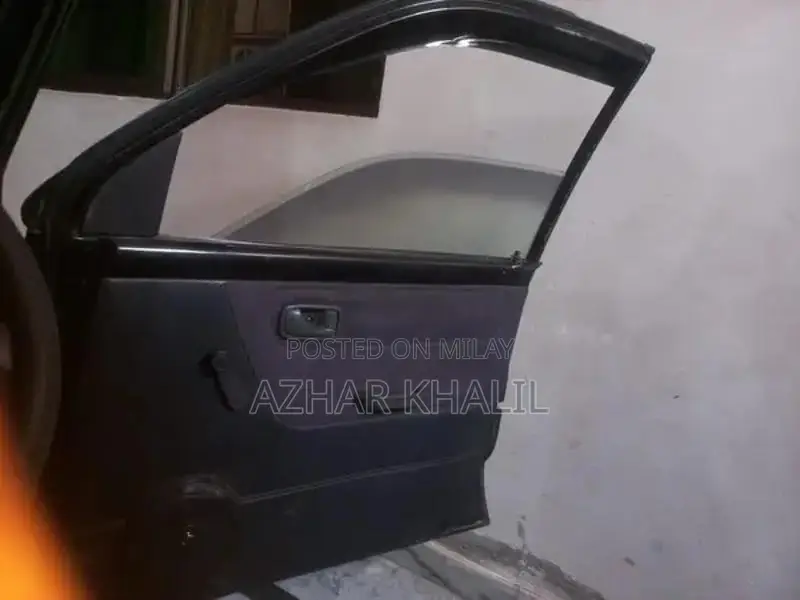 Couery Black Sedan - Versatile 4-Door Vehicle