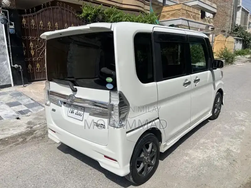 Daihatsu Tanto Pearl White Compact MPV