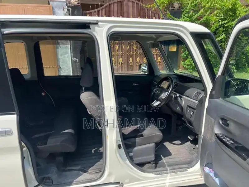 Daihatsu Tanto Pearl White Compact MPV