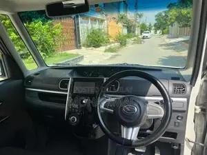 Daihatsu Tanto Pearl White Compact MPV