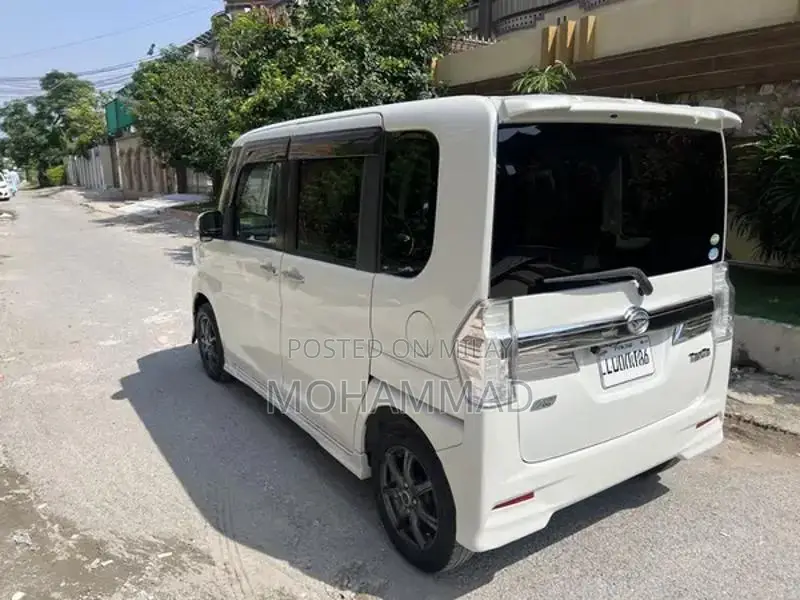 Daihatsu Tanto Pearl White Compact MPV