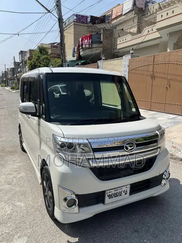 Daihatsu Tanto Pearl White Compact MPV