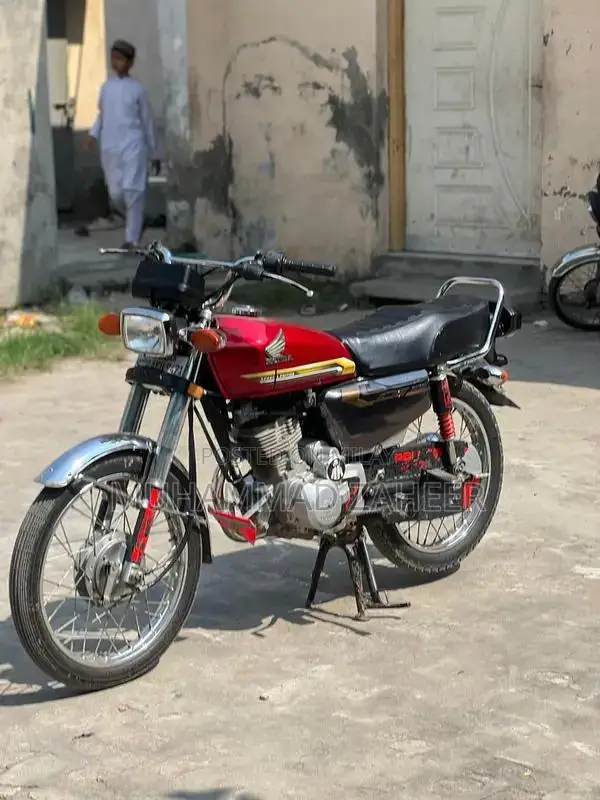Honda 125cc Motorcycle - Well-Maintained Commuter Bike