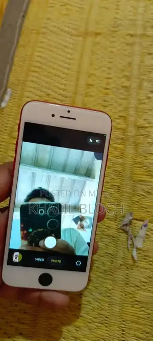 Apple iPhone SE 2020 64GB Smartphone with Minor Wear