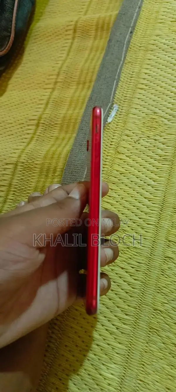 Apple iPhone SE 2020 64GB Smartphone with Minor Wear