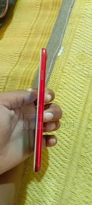 Apple iPhone SE 2020 64GB Smartphone with Minor Wear