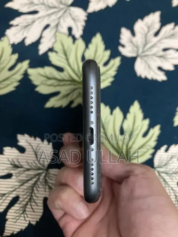 Apple iPhone 11 128GB Lightly Used Smartphone