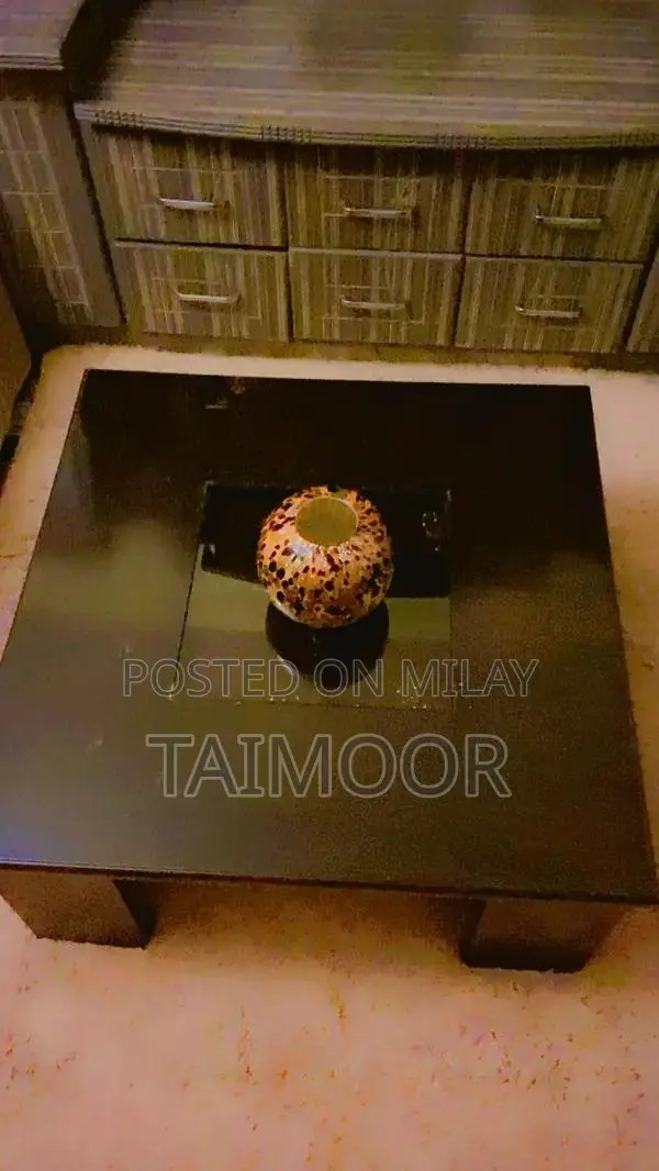 Central Table in Good Condition - Sturdy Furniture Piece