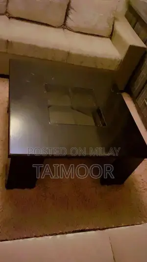 Central Table in Good Condition - Sturdy Furniture Piece