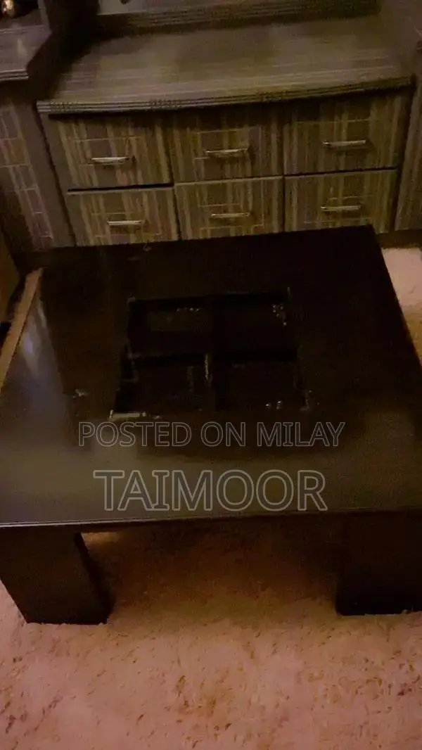 Central Table in Good Condition - Sturdy Furniture Piece