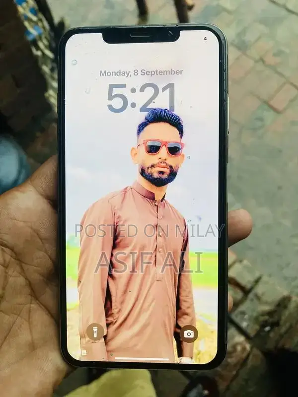 Apple iPhone XS Max 64GB Unlocked Smartphone