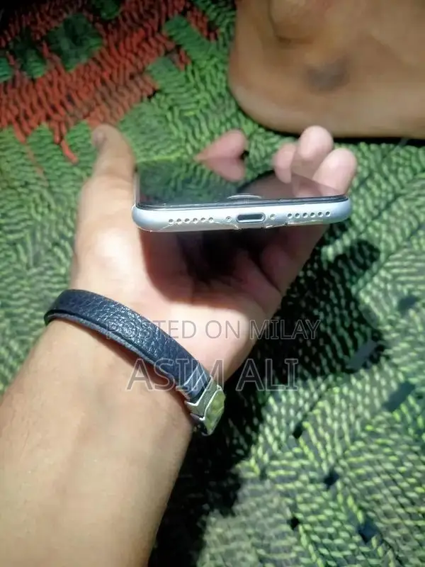 Apple iPhone SE 2020 Smartphone Factory Unlocked