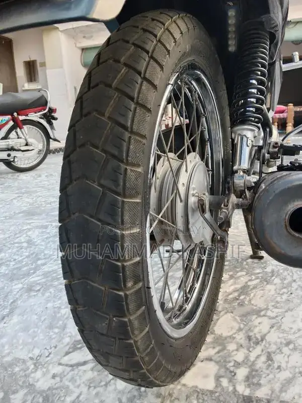 Yamaha YB125Z Motorcycle - Reliable Commuter Bike