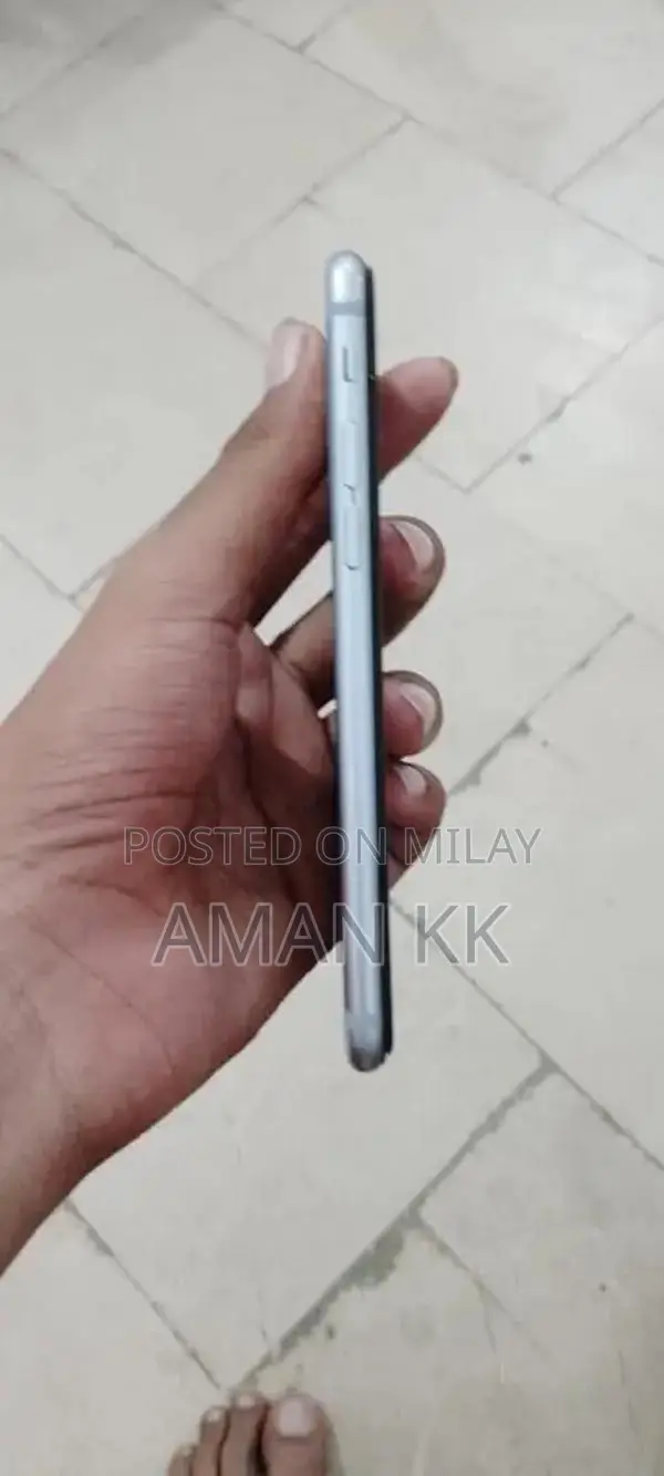 Apple iPhone 6s 64GB Smartphone - Good Condition